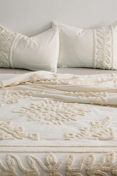 Jackie Icon Tufted Comforter