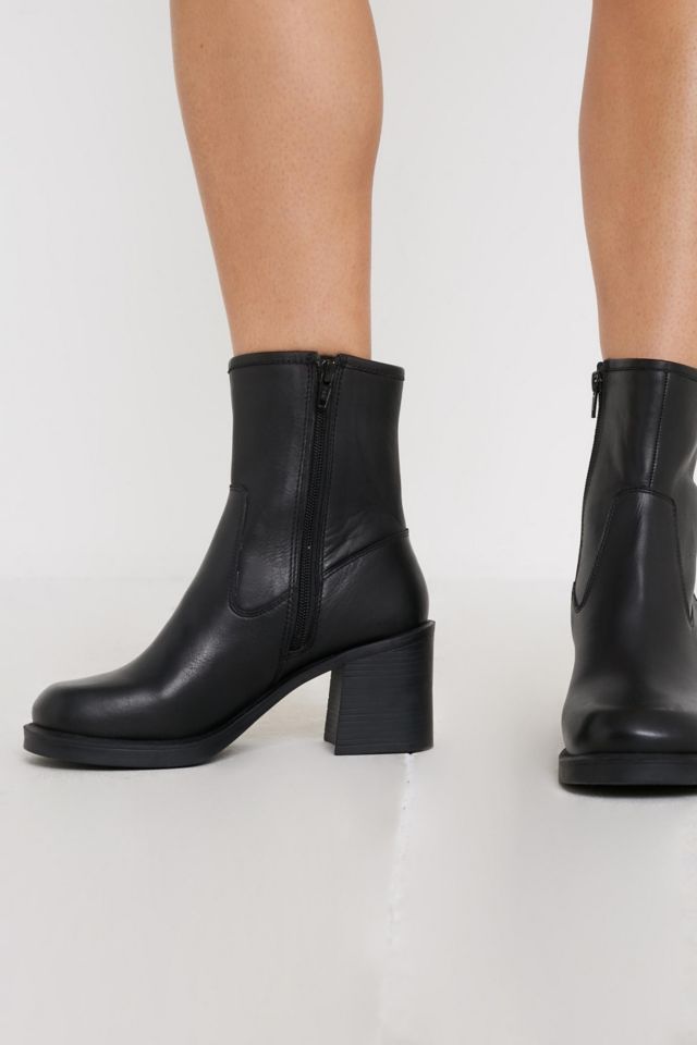 Urban outfitters 2025 black boots