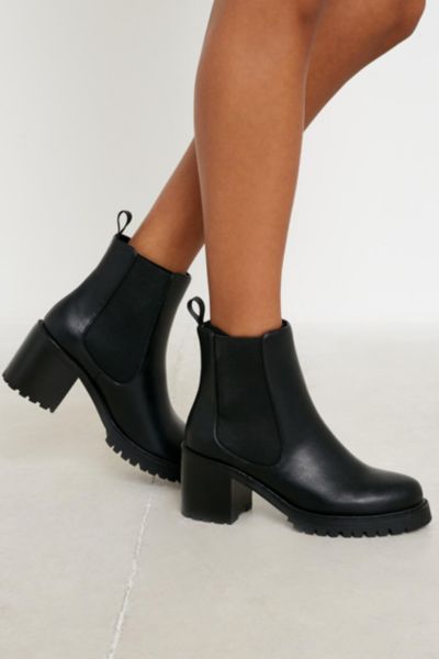 Urban outfitters 2024 maci chelsea boot