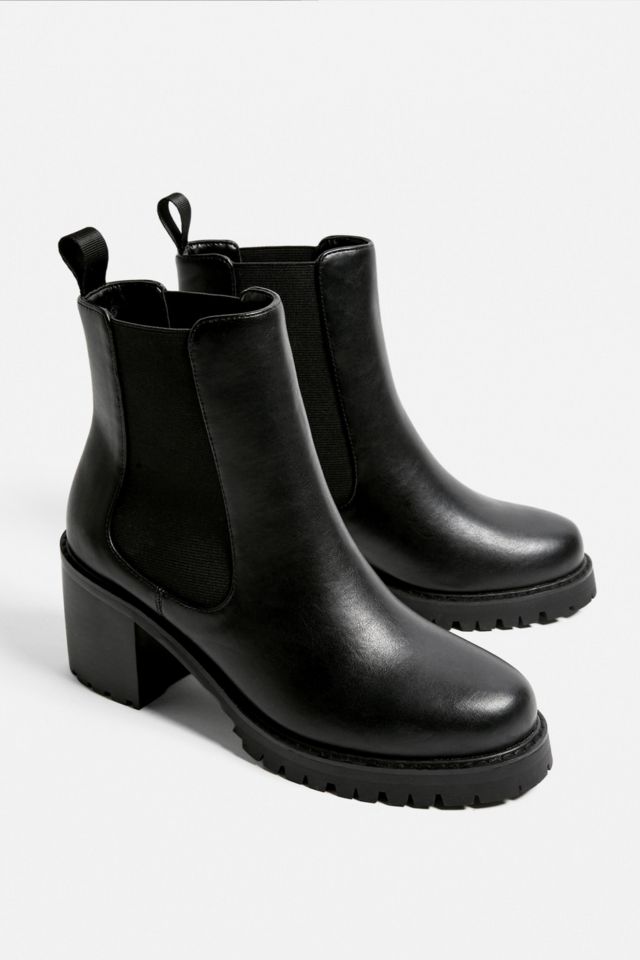 Black chelsea clearance boots urban outfitters