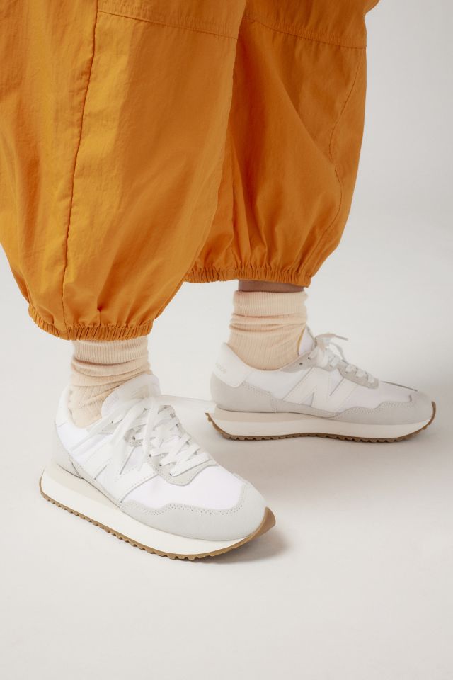 New balance women's urban outfitters best sale