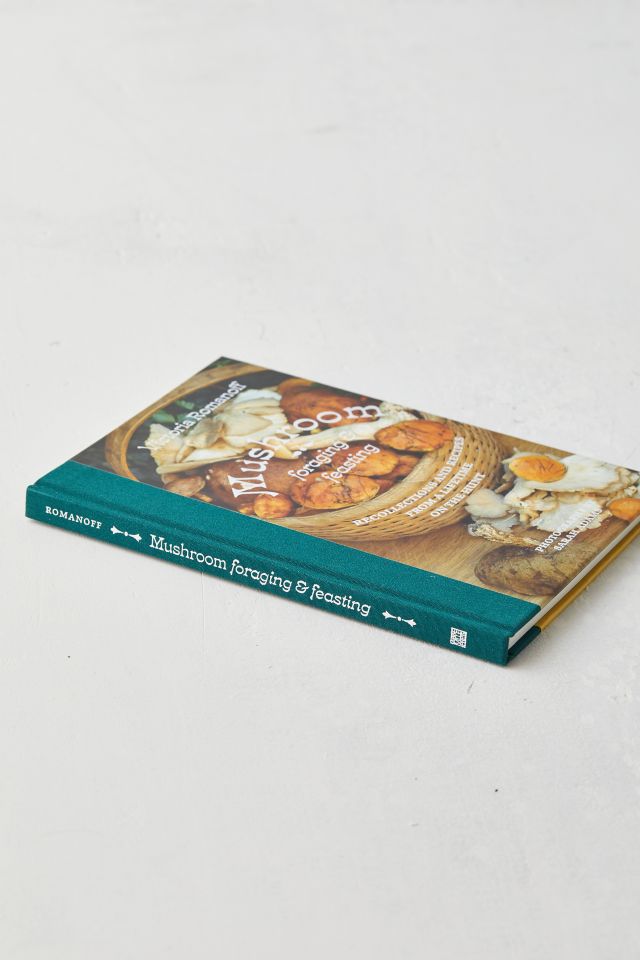 Mushroom Foraging And Feasting: Recollections And Recipes From A Lifetime On The Hunt par Victoria Romanoff #4