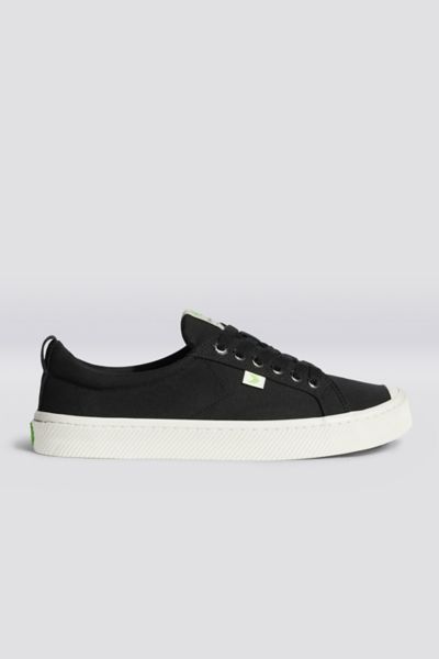 Cariuma Oca Low Canvas Sneaker In Black