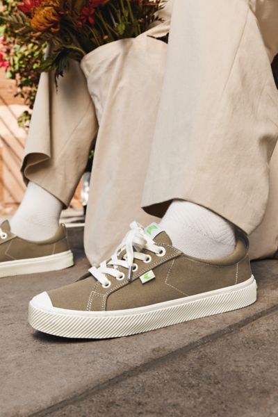 Cariuma Oca Low Canvas Sneaker In Burnt Sand Contrast Thread Canvas