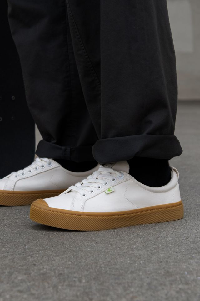 Cariuma OCA Low Canvas Sneaker Men - Off White Off-White / 11