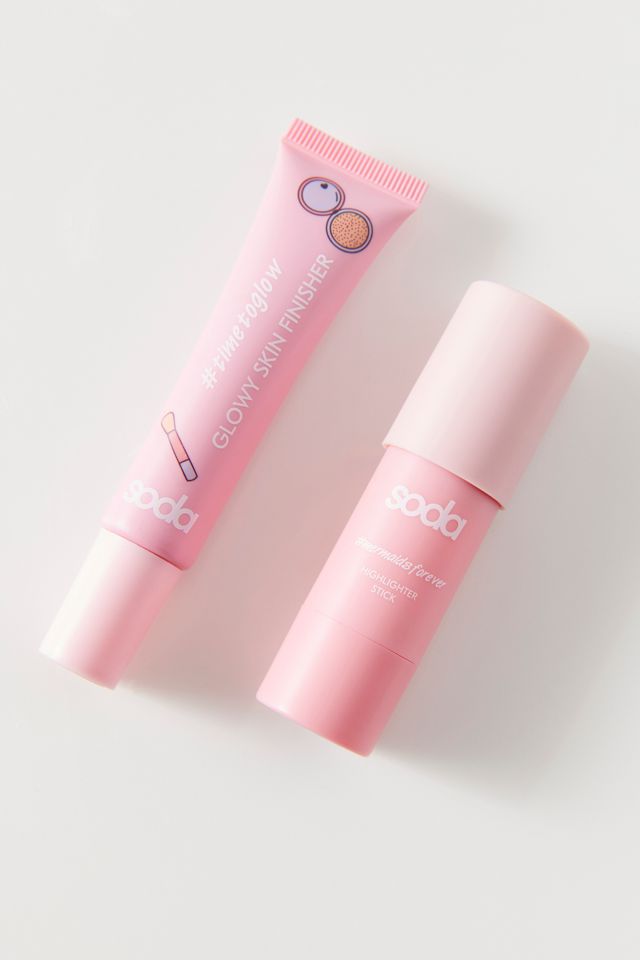 Ensemble de Maquillage Soda pour une Peau Éclatante | Urban Outfitters ...
