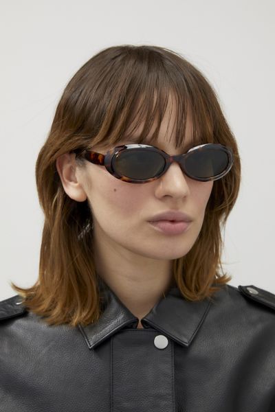 Urban Outfitters Mazzy 90s Plastic Oval Sunglasses In Brown