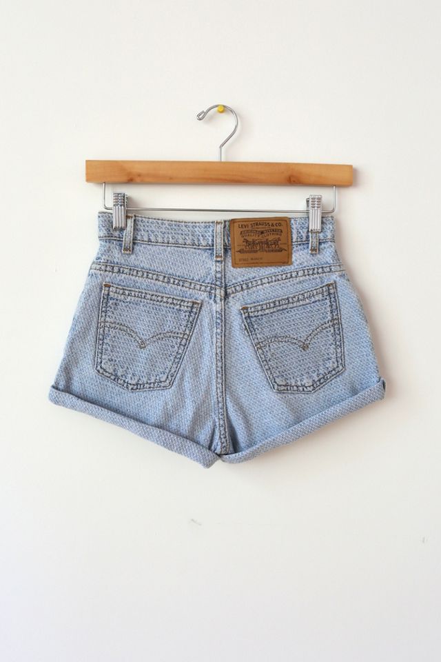 Vintage Levi’s® 950 Textured Light Wash Shorts | Urban Outfitters