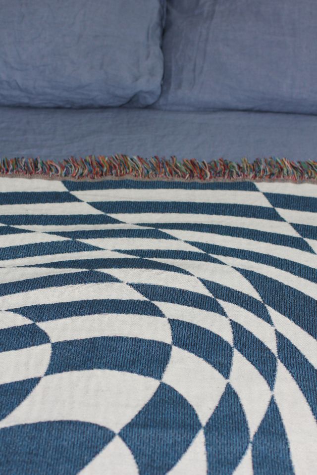 Clr Shop Groovy Grid Woven Throw Blanket