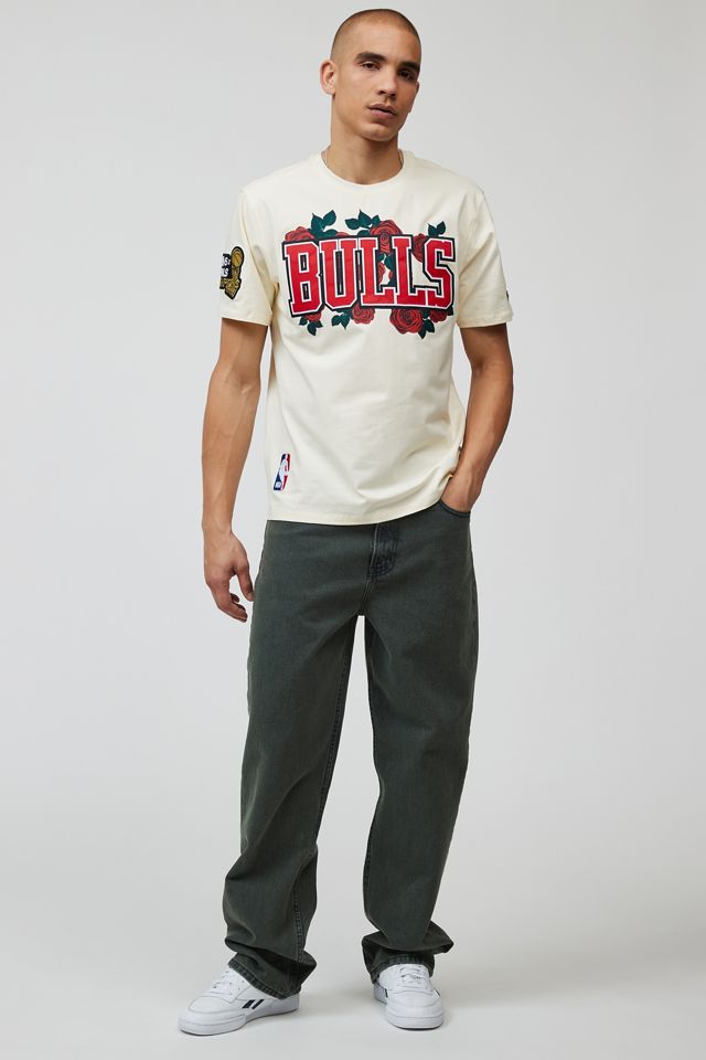 Pro Standard Chicago Bulls Roses Tee | Urban Outfitters