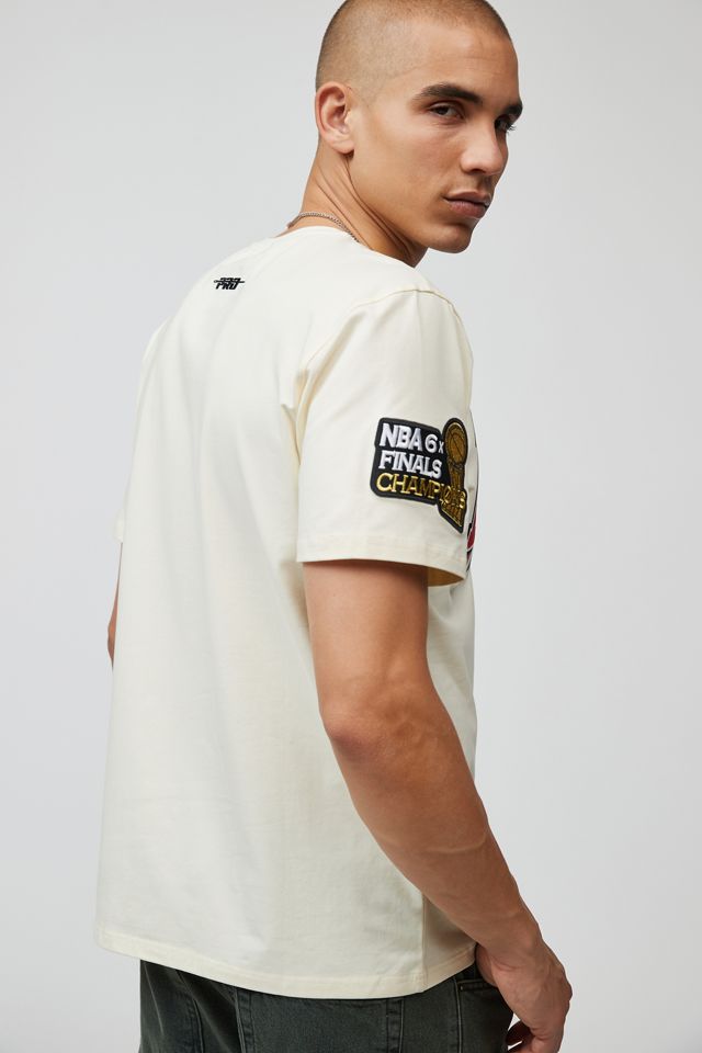 Pro Standard Chicago Bulls Roses Tee | Urban Outfitters