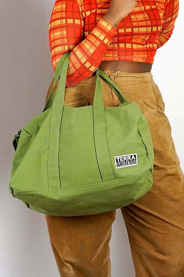 Terra Thread Organic Cotton Canvas Gym Bag In Olive At Urban Outfitters