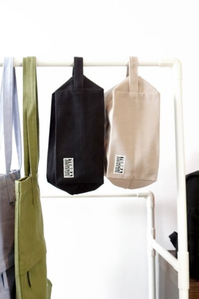 Terra Thread Organic Cotton Canvas Toiletry Bag In Black At Urban Outfitters