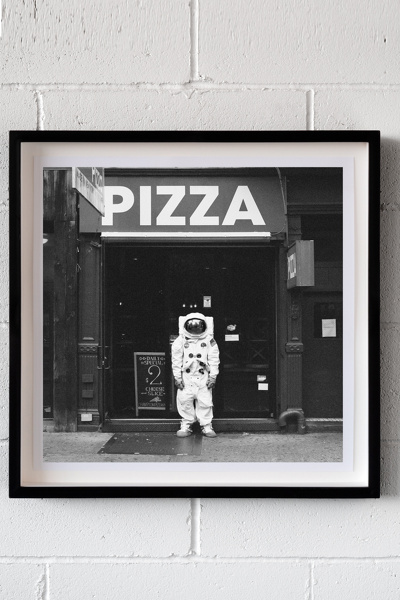 Andy blankのポスターフレーム付き 黒 宇宙飛行士 PIZZA Andy Blank Space Slice Framed Art Print | Urban Outfitters