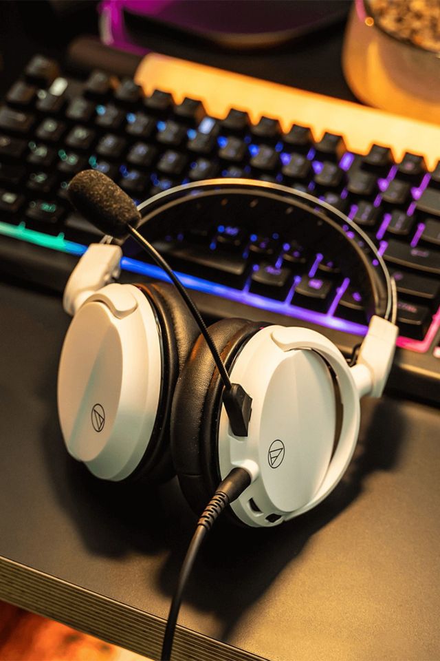 Closed headphones for online gaming