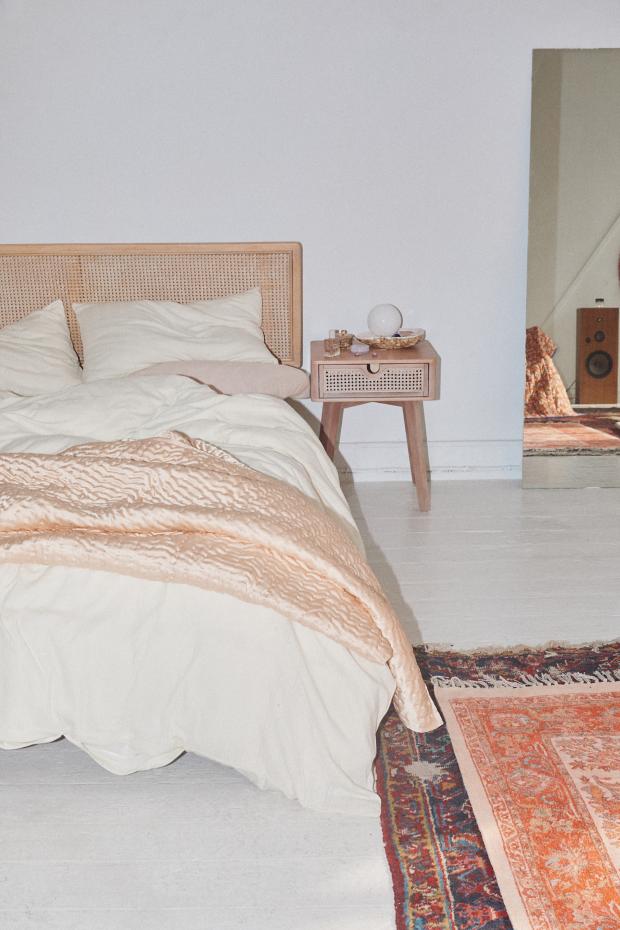 Marte Minimal Platform Bed