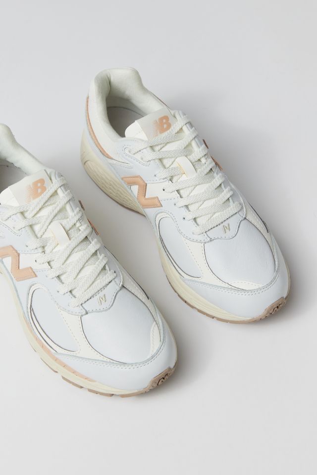 New Balance Women's 2002R Sneaker | Urban Outfitters