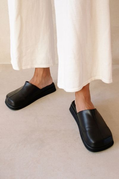 Alohas Whiz Leather Mule In Black