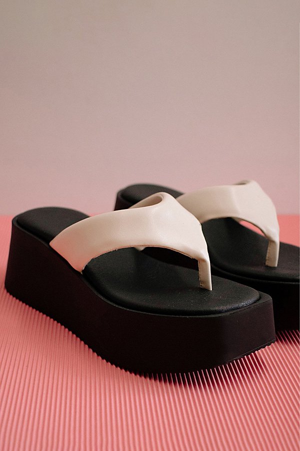 Svegan Pancake Vegan Leather Platform Thong Sandal In Warm White