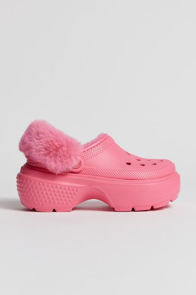 CROCS STOMP FAUX FUR-LINED CLOG IN HYPER PINK, WOMEN'S AT URBAN OUTFITTERS