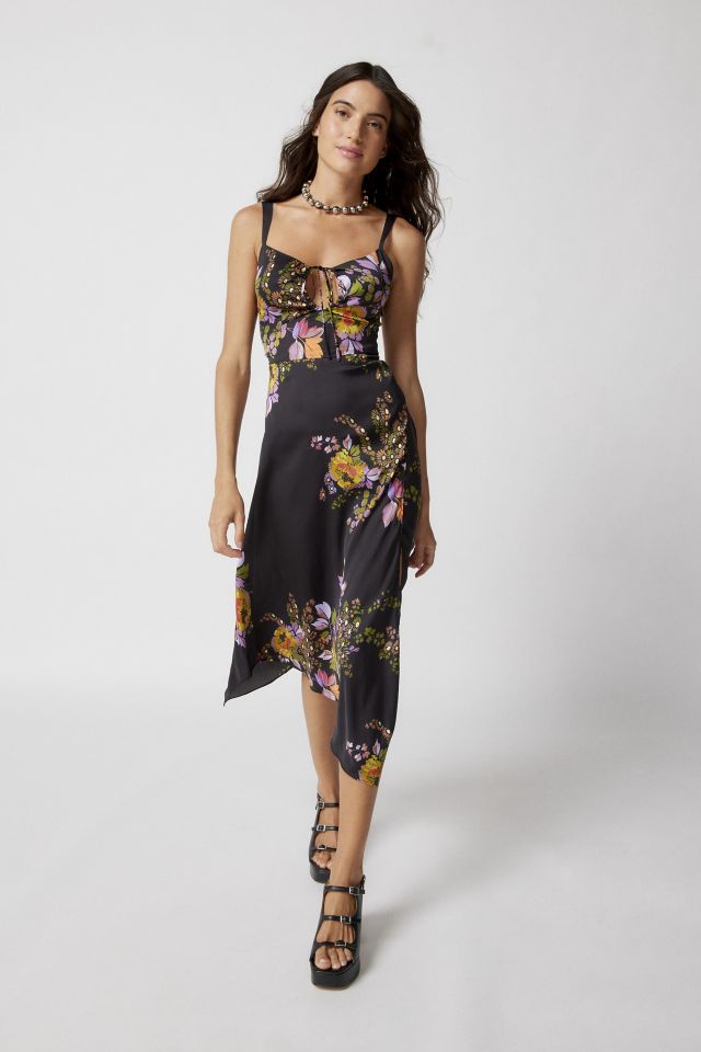 The 11 Best Dresses For a Small Bust  Urban outfitters dress, Midi maxi  dress, Yellow midi dress