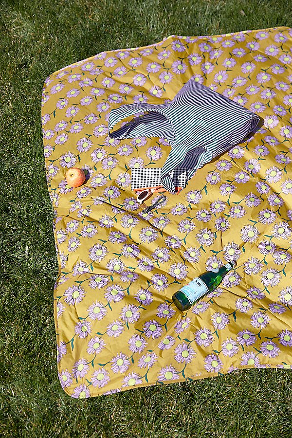 Baggu Puffy Picnic Blanket In Daisy Chain At Urban Outfitters In Yellow