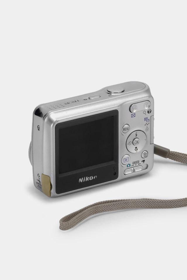 Nikon Coolpix L4 Point and Shoot Digital Camera