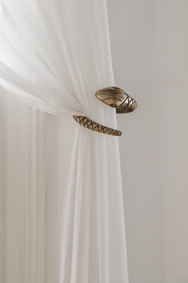 How to Use Curtain Tie-Backs