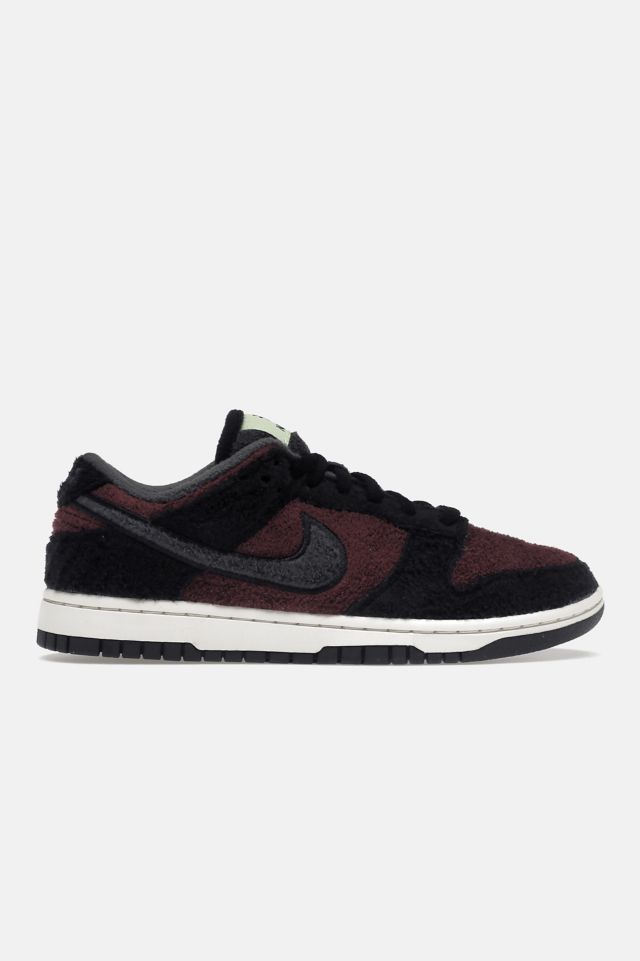 Burgundy and black on sale nikes