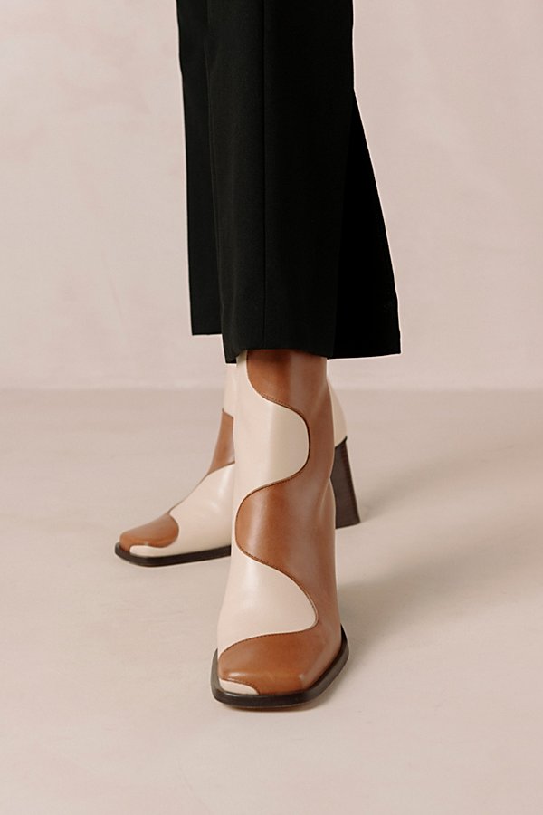 Alohas Blair Leather Wavy Ankle Boot In Camel Cream