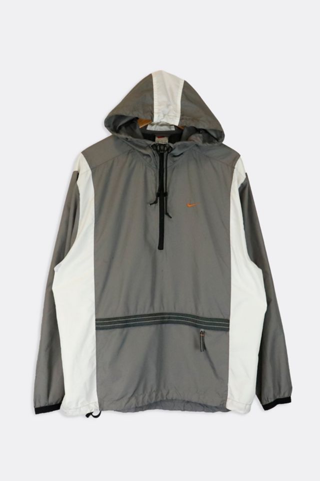 Windbreaker with front outlet pouch