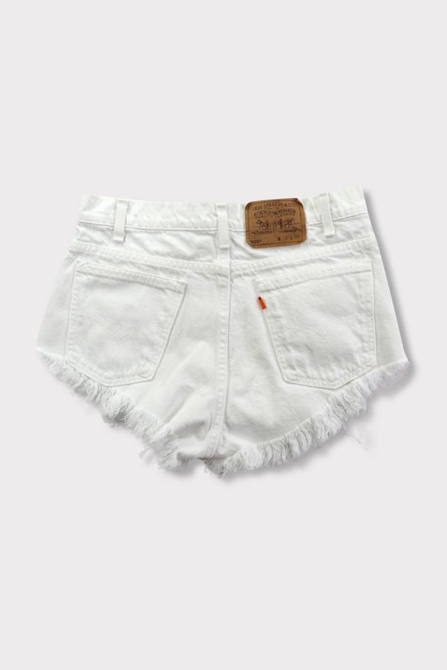 gå ind ufuldstændig Alle slags Vintage 90s Levi's® 505 White Distressed Cut Off Shorts | Urban Outfitters