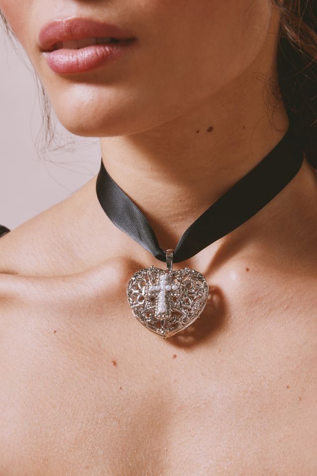 Grand Black Heart Ribbon Necklace