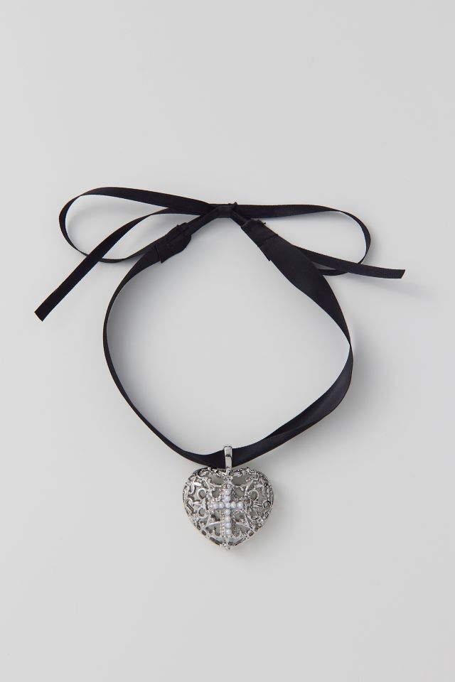 Grand Black Heart Ribbon Necklace