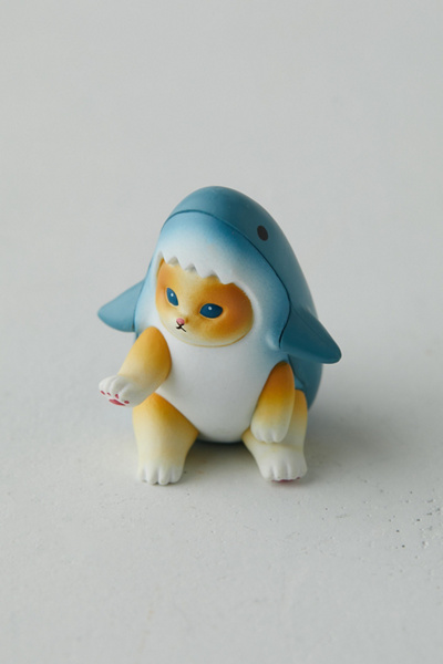 mofusand a cat sitting on a cake that can also be used as a small box