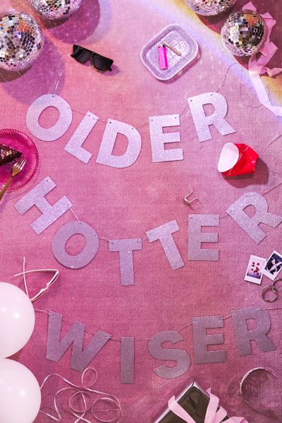 Cadimus Geburtstags Banner "Older Wiser Hotter" - Schwarze Glitzer Girlande Für Partys