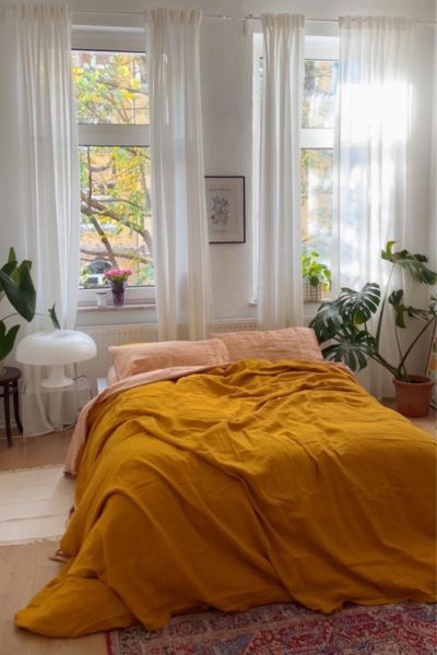 BED THREADS FRENCH FLAX LINEN BEDDING SET IN TUMERIC/TERRACOTTA AT URBAN OUTFITTERS 