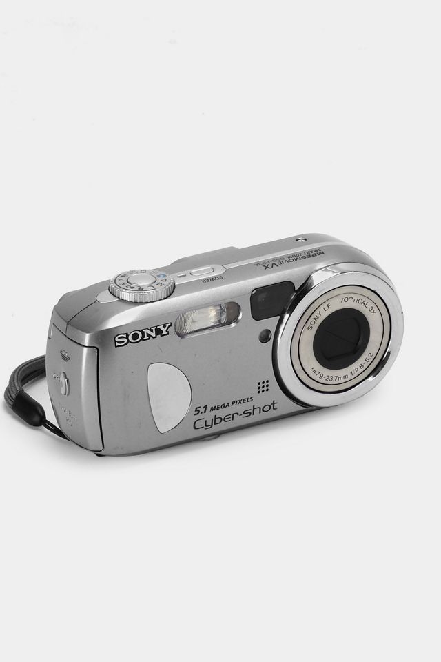 Sony CyberShot Smart Zoom DSCP93A Point and Shoot Digital Camera