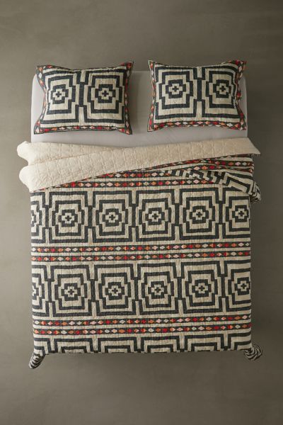 Jungalow By Justina Blakeney Hypnotic Quilt Set | Urban Outfitters