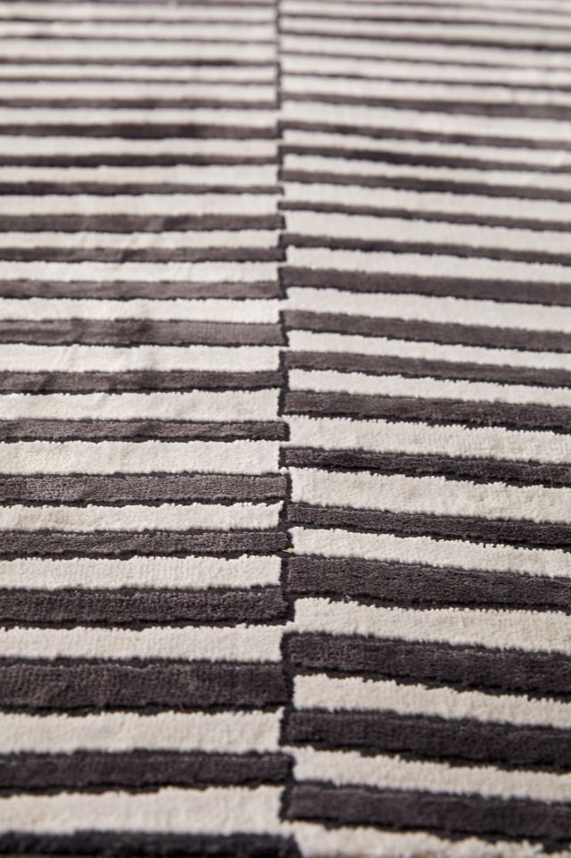 Xander Black and White Wool Synthetic 8' x 10' Rectangular Rug