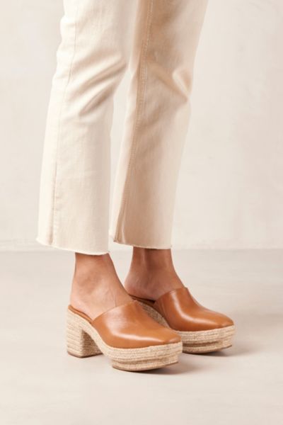 Alohas Pico Leather Mules In Tan