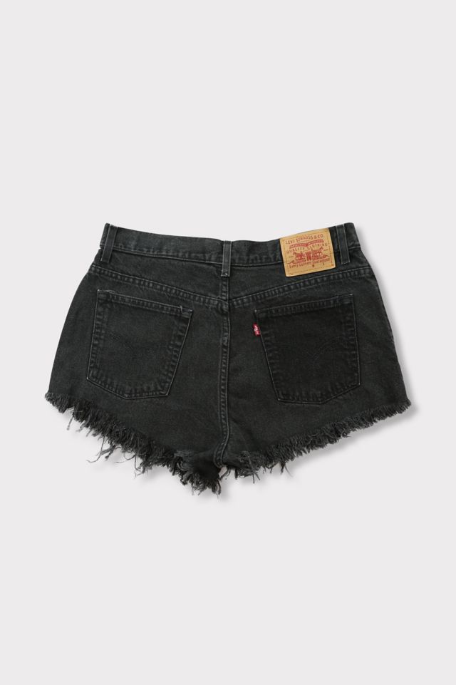 Black distressed 2024 levi shorts