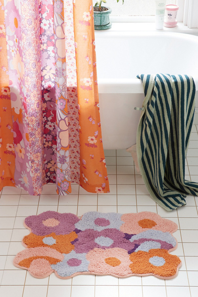 urban outfitters 花柄ラグ 61cm x 244cm Vera Floral Tufted Bath Mat | Urban Outfitters