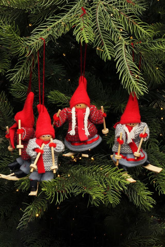 Cozy Holiday Skiers Ornament Set of 4 #1