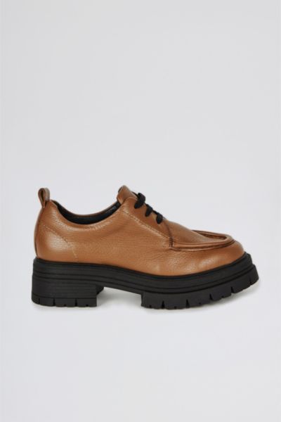 INTENTIONALLY BLANK BARBAR LUG SOLE OXFORD SHOE IN WHISKEY, WOMEN'S AT URBAN OUTFITTERS
