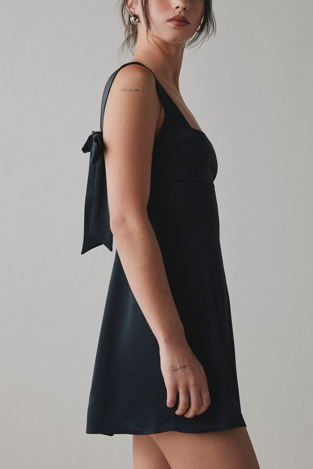 black dress with bow back Velvet Satin shopaleena Size medium measures 31.5 from shoulder to hem Yours Women's Plus Size Black