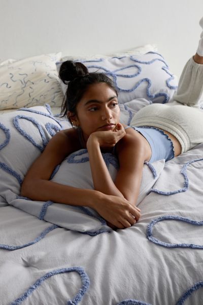 Shop Urban Outfitters Wild Bows Tufted Comforter In Blue At