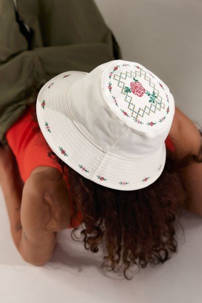 UO Embroidered Rose Bucket Hat