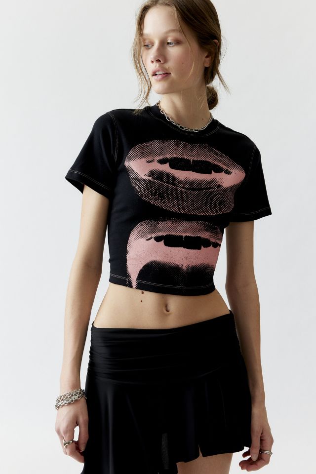 ★ ★ Women's Woven Label Lip Baby Tee 47C200G YA Lips Graphic Boxy Baby Tee | Urban Outfitters