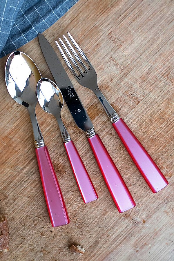 Sabre 4 Piece Icône Flatware Set In Pink At Urban Outfitters
